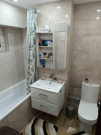 Apartament cu 3 camere decomandat în Micro 16
