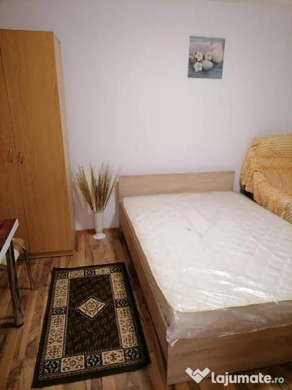 Garsonieră decomandată în Vest