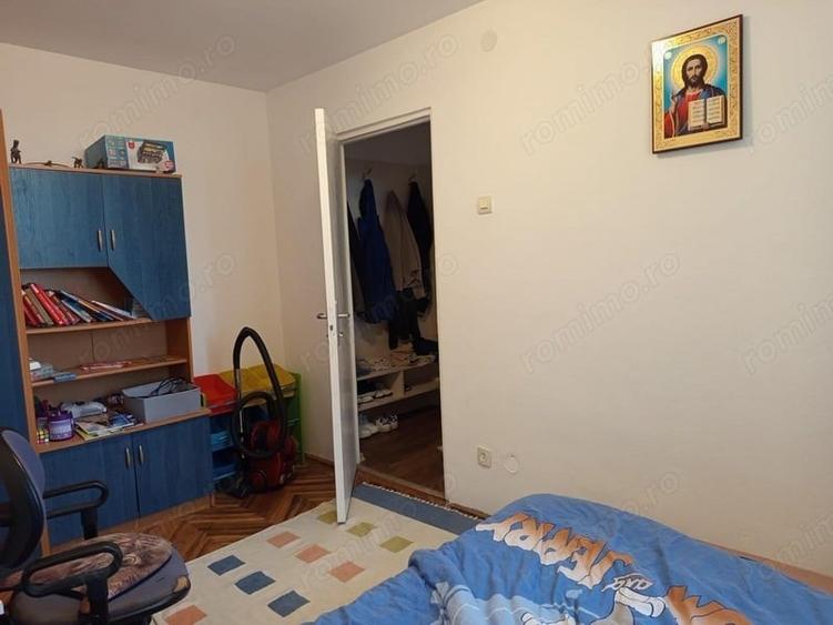 Apartament cu 4 camere decomandat în Progresul