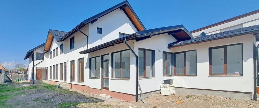 Casă individuală cu 9 camere cu Canalizare în Bartolomeu
