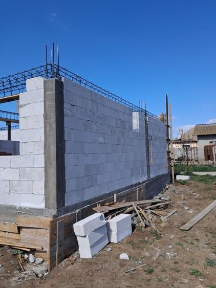 Casă cu 4 camere în Lumina