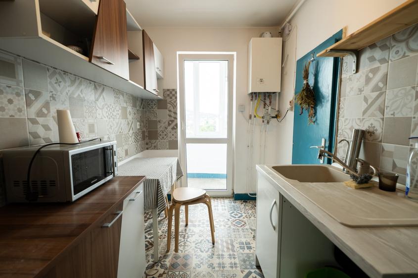 Apartament cu 2 camere semidecomandat, mobilat în Semicentral