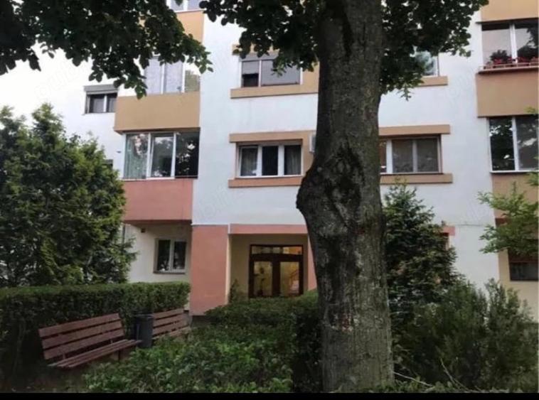 Apartament cu 3 camere decomandat în Torontalului