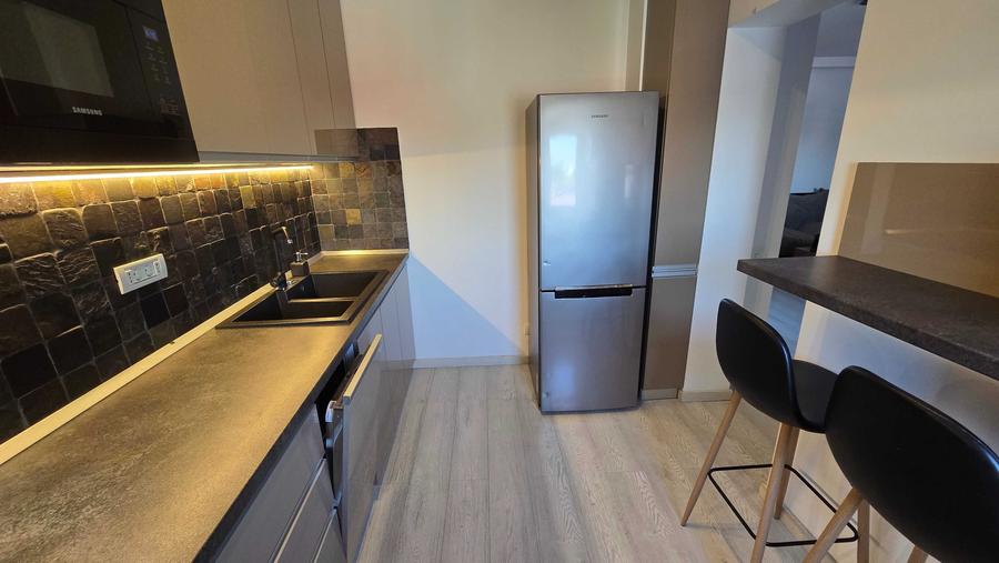 Apartament cu 4 camere decomandat în Progresul