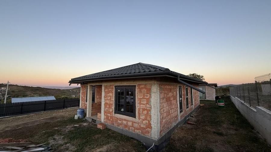 Casă cu 4 camere în Tomești