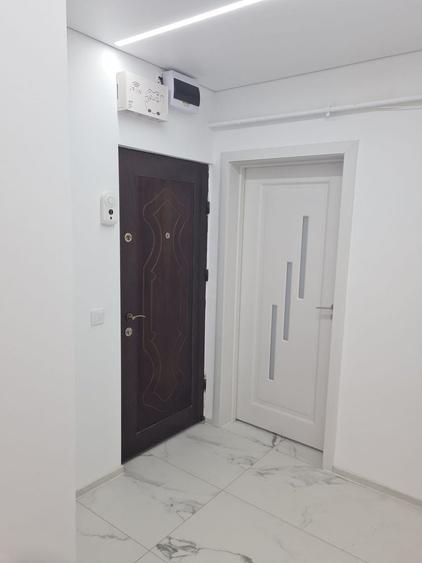 Apartament cu 3 camere semidecomandat în Micro 19