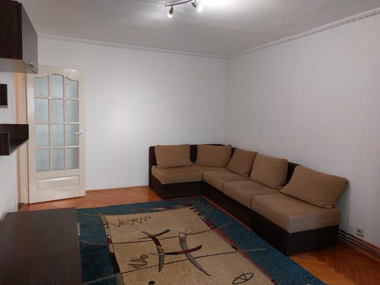 Apartament cu 3 camere decomandat, mobilat în Girocului