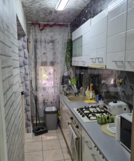 Apartament cu 3 camere semidecomandat în Podu Roș