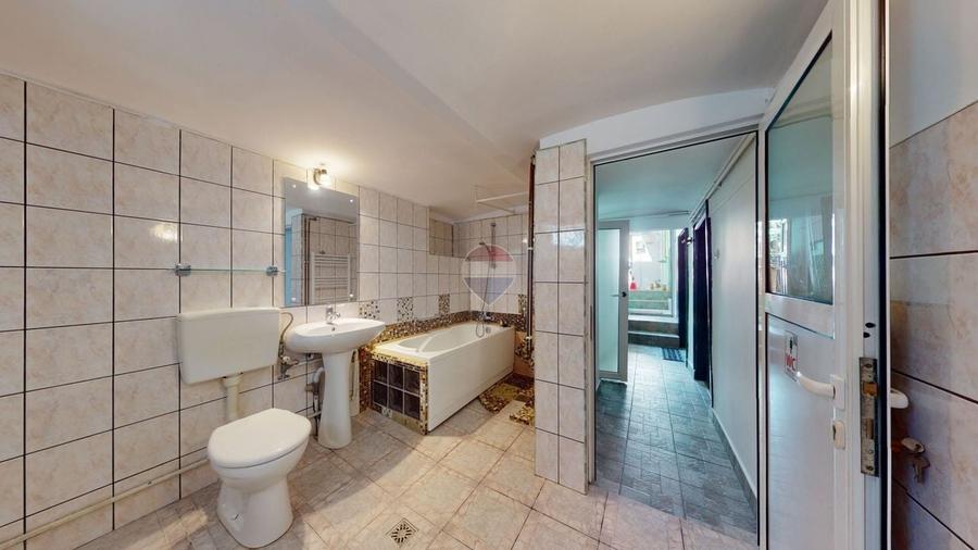 Apartament cu 3 camere semidecomandat în Centrul Istoric