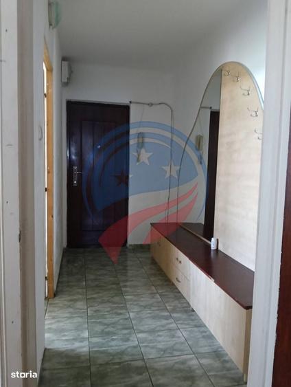 Apartament cu 2 camere semidecomandat în Craiovița Nouă