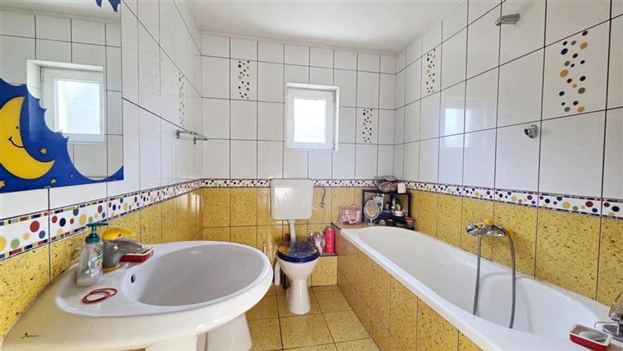 Casă individuală cu 8 camere cu Canalizare în Dumbrăvița