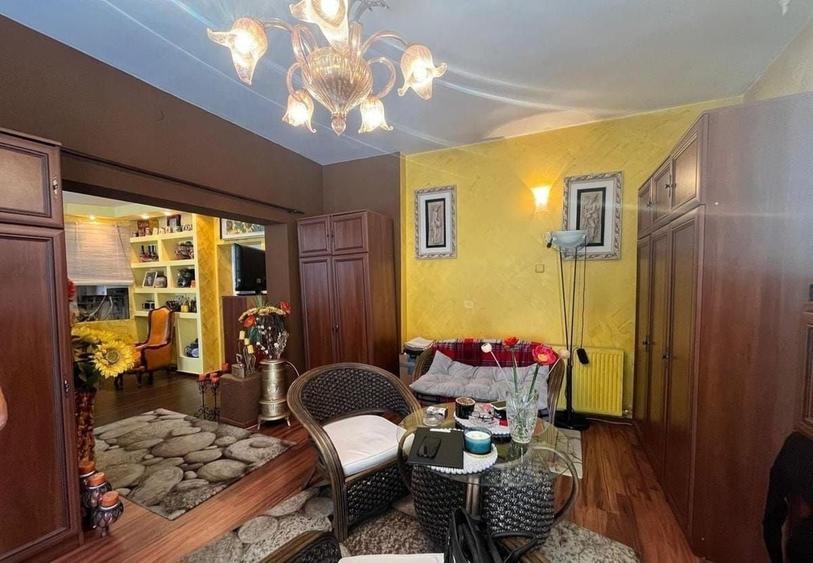 Apartament cu 4 camere semidecomandat în Central