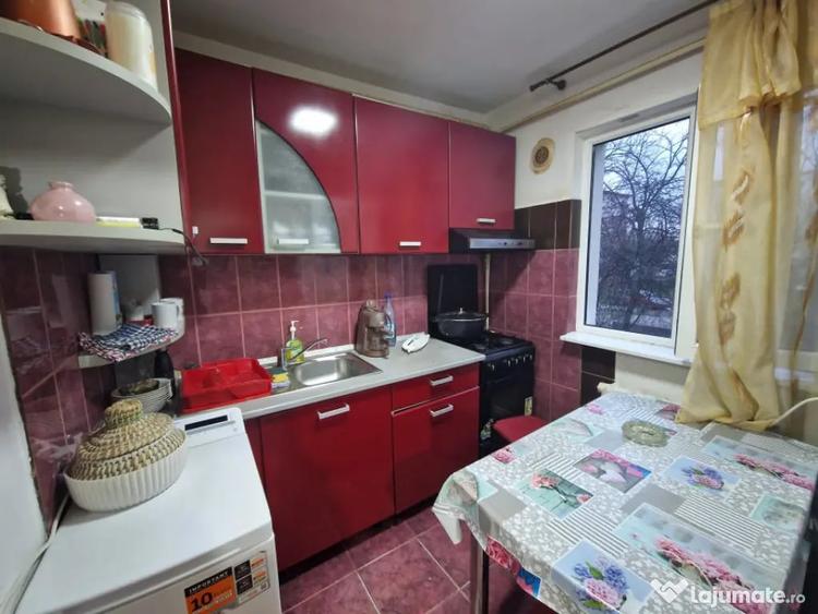 Apartament cu 2 camere semidecomandat, mobilat în Decebal