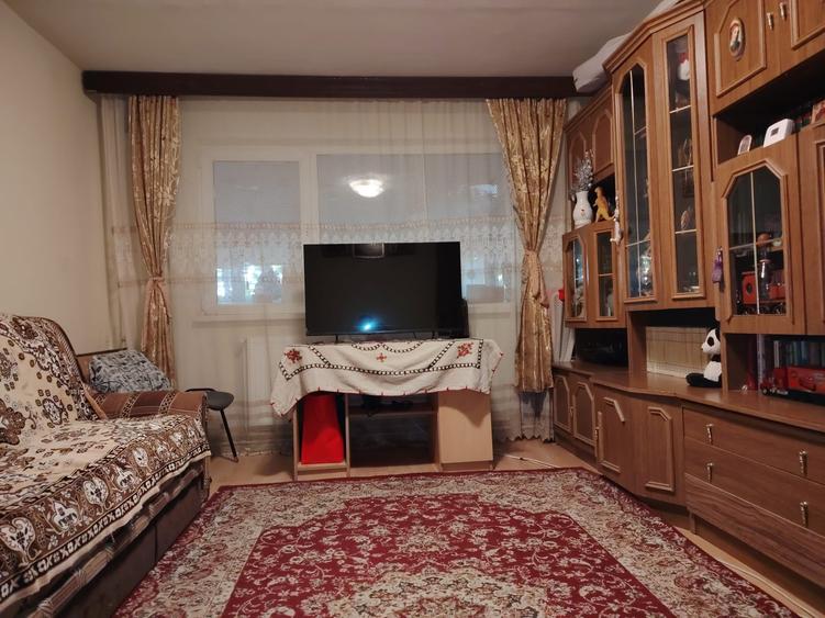 Apartament cu 3 camere semidecomandat în Craiovița Nouă