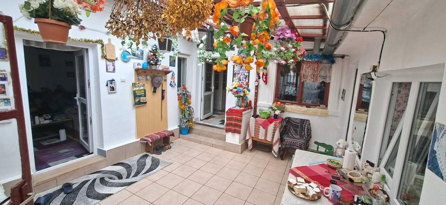 Casă cu 4 camere în 1 Decembrie