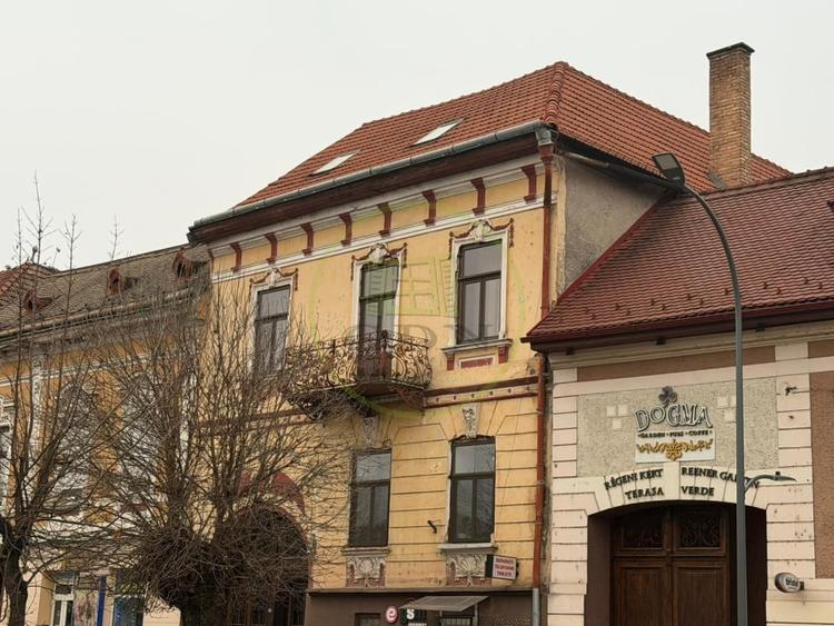 Apartament cu 5 camere decomandat, mobilat în Reghin