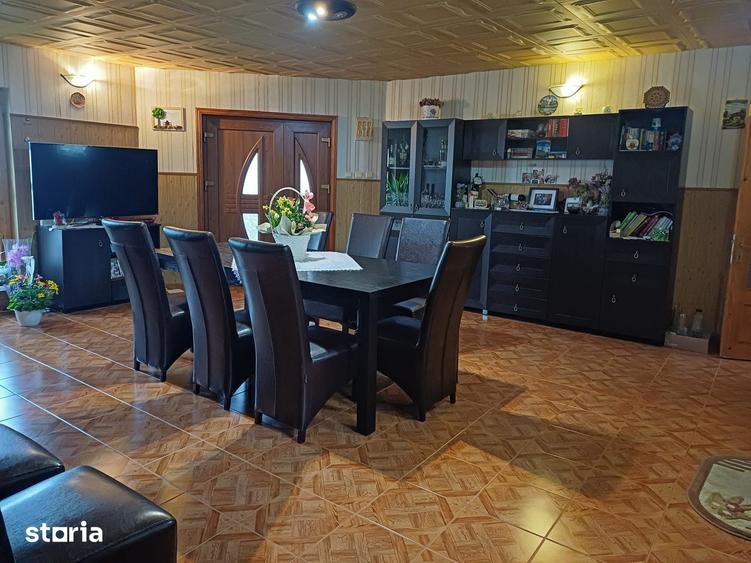 Casă cu 7 camere cu Teren 748 Mp în Borlești