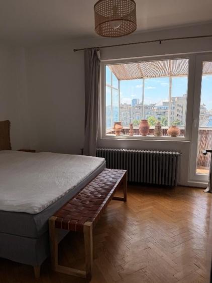Apartament cu 4 camere semidecomandat în P-ța Romană