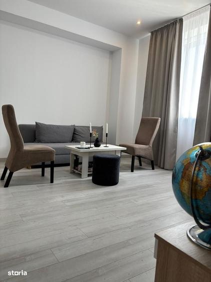 Apartament cu 3 camere semidecomandat în Văcăresti