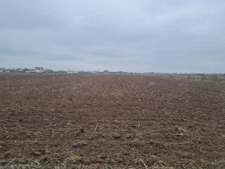 Teren de 4400 mp, în Central