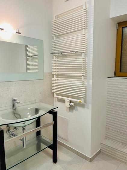 Apartament cu 5 camere decomandat în Primăverii
