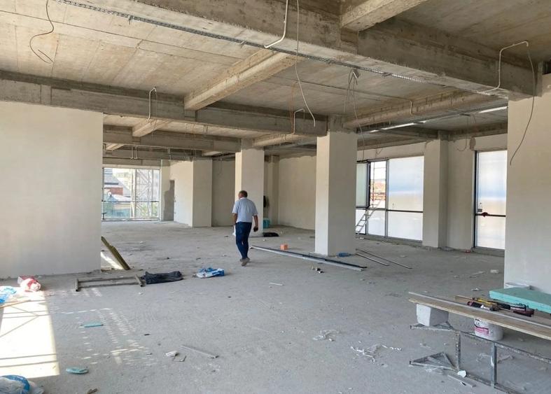 Birou, de 3,760 mp, în Central