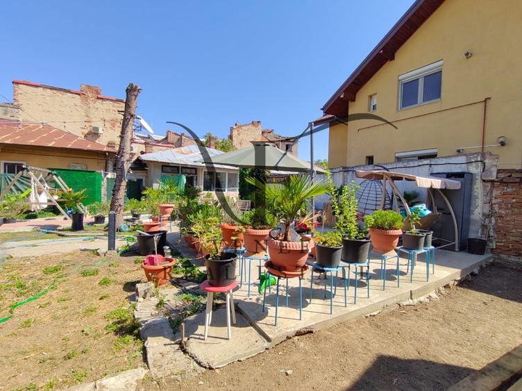 Casă individuală cu 7 camere cu Teren 985 Mp în Moșilor