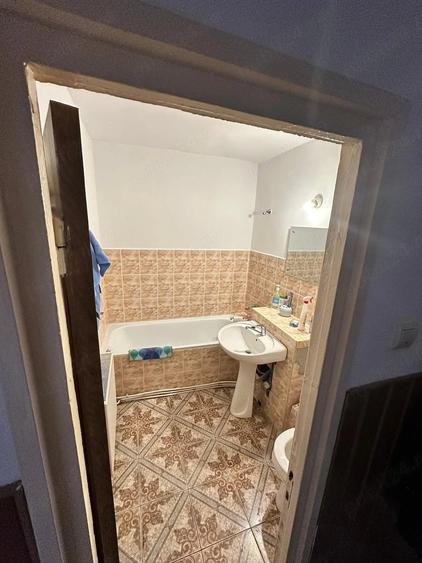 Apartament cu 3 camere decomandat în Coman