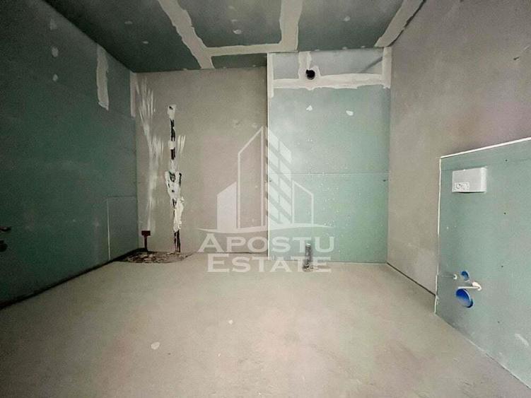 Apartament cu 4 camere semidecomandat în Aradului