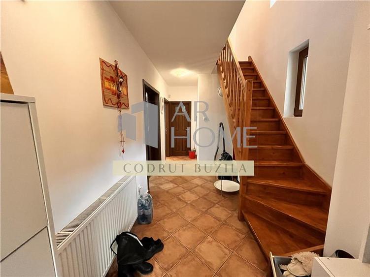 Casă individuală cu 5 camere cu Teren 300 Mp în Sud