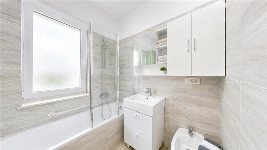 Apartament cu 2 camere decomandat, mobilat în Tractorul