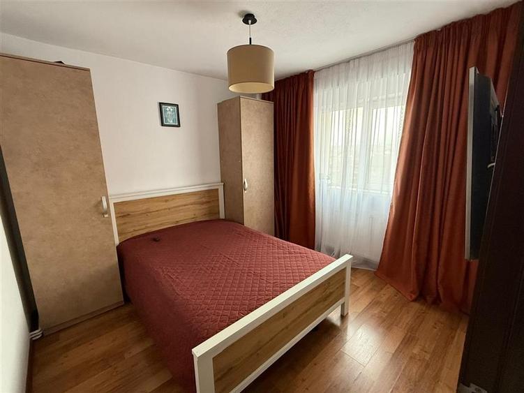 Apartament cu 3 camere decomandat, mobilat în Turnișor