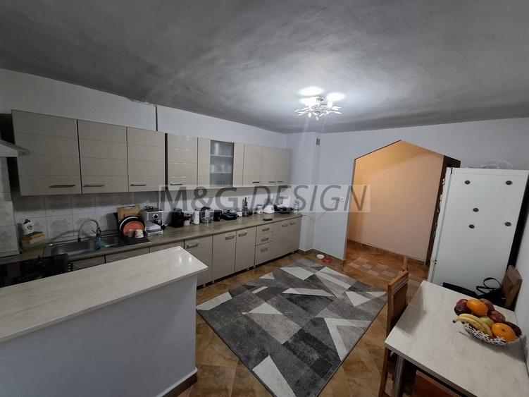 Apartament cu 4 camere decomandat, mobilat în Mircea cel Bătrân