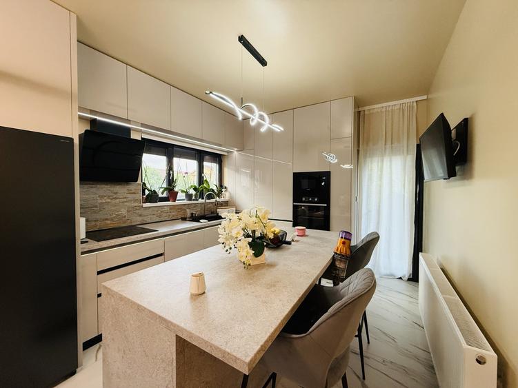 Duplex cu 3 camere cu Canalizare în Sânmihaiu Român