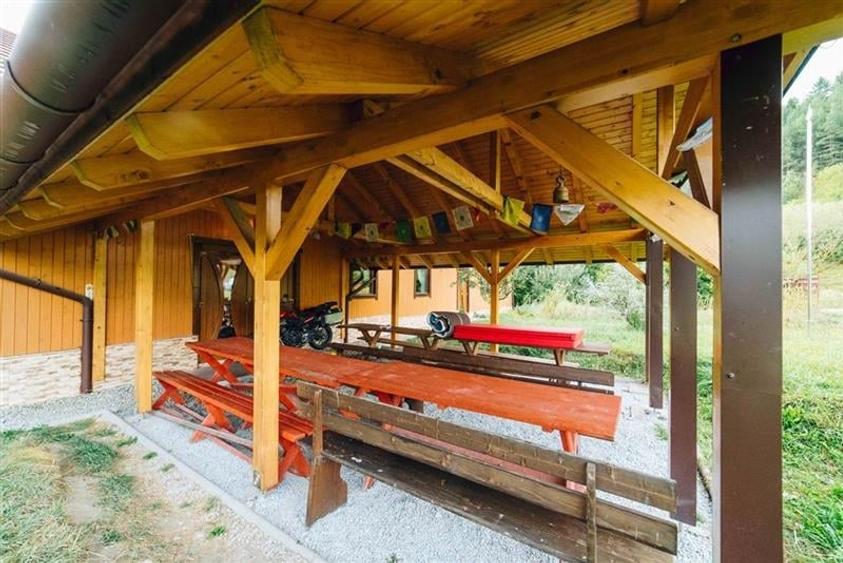 Casă individuală cu 12 camere cu Teren 19841 Mp în Valea Strâmbă