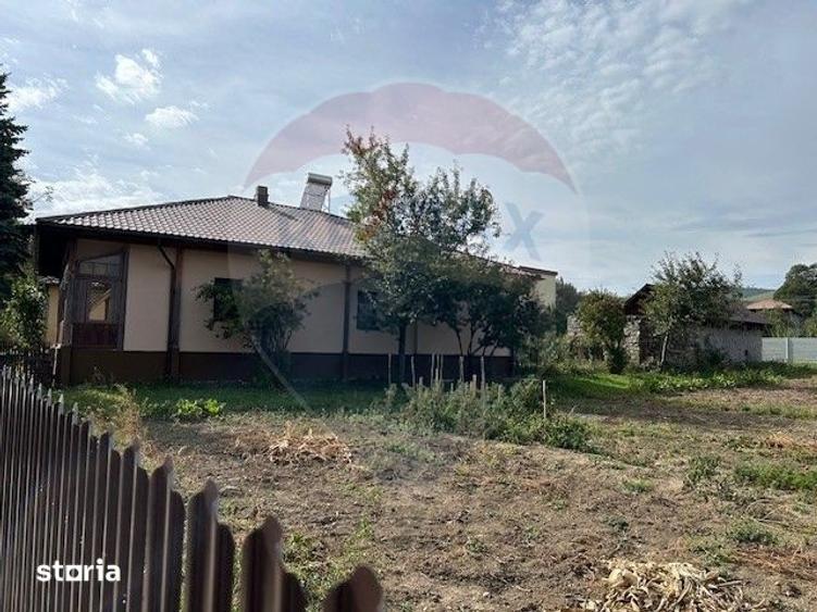 Casă cu 4 camere cu Teren 1478 Mp în Măneciu