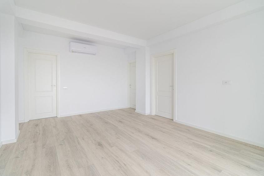 Apartament cu 5 camere semidecomandat, mobilat în 1 Decembrie