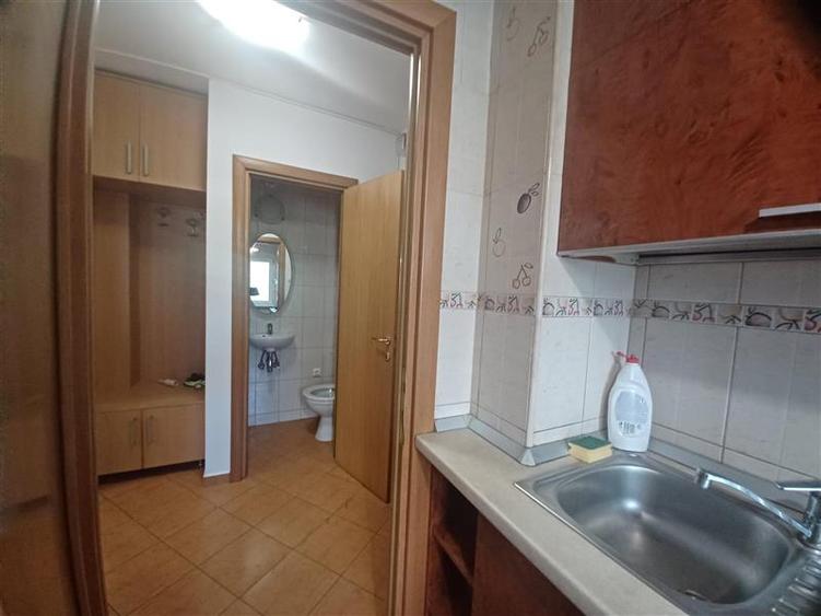 Apartament cu 3 camere nedecomandat, mobilat în Tineretului