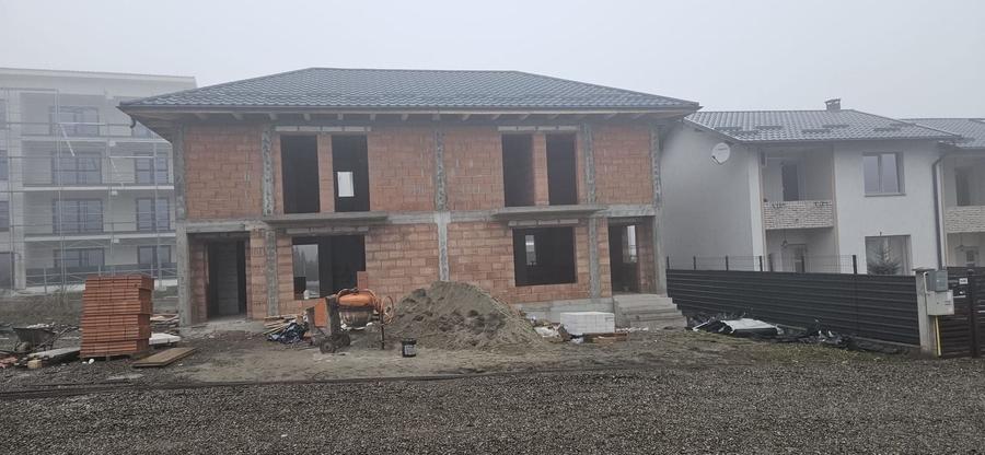 Duplex cu 4 camere cu Canalizare în Ipotești