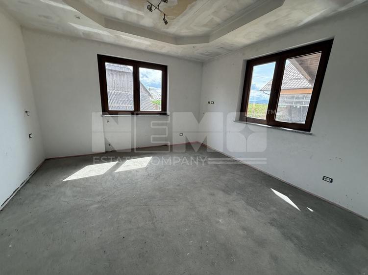 Casă individuală cu 7 camere cu Canalizare în Frătăuții Vechi