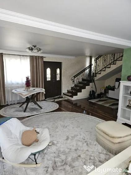 Casă cu 4 camere cu Teren 2000 Mp în Central