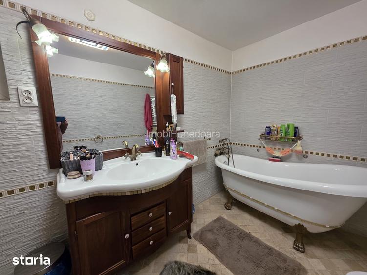 Casa spa?ioasa cu etaj, utilita?i complete ?i piscina Simeria, HD