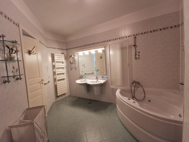 Casă individuală cu 8 camere cu Piscina în Domnești
