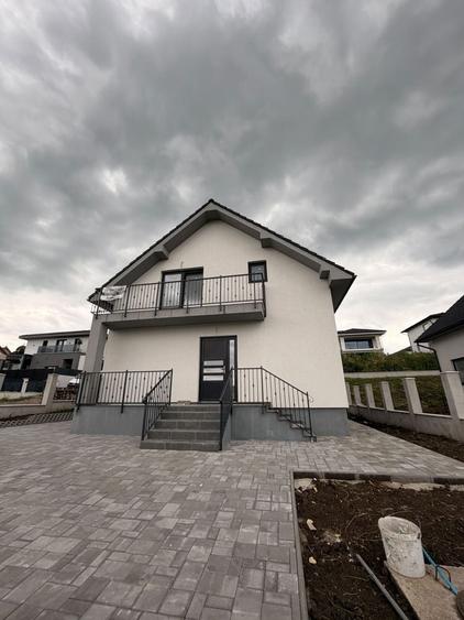 Casă cu 4 camere în Corunca
