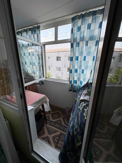 Apartament cu 3 camere semidecomandat în Letea Veche