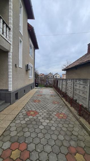 Casă individuală cu 5 camere cu Garaj în Cetate