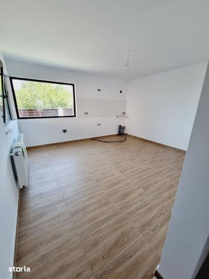 Casă cu 4 camere cu Teren 75 Mp în Domnești