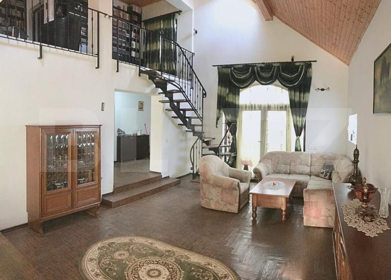 Casă individuală cu 8 camere cu Teren 1038 Mp în Lucieni