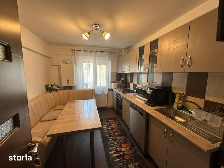Apartament cu 3 camere decomandat în Craiovița Nouă