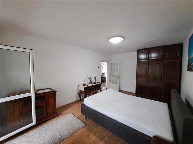Apartament cu 3 camere decomandat, mobilat în Zorilor
